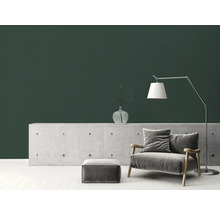 Obývací pokoj s křeslem, stojací lampou a betonovou komodou