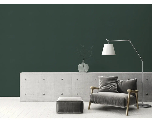 Obývací pokoj s křeslem, stojací lampou a betonovou komodou