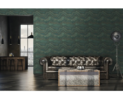 Obývací pokoj s koženou sedačkou, konferenčním stolkem a vzorovanou tapetou