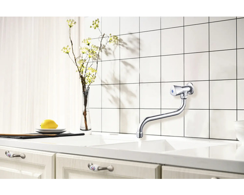 Kuchyňský dřez s jednopákovou baterií, armaturou, obklady a dekorací