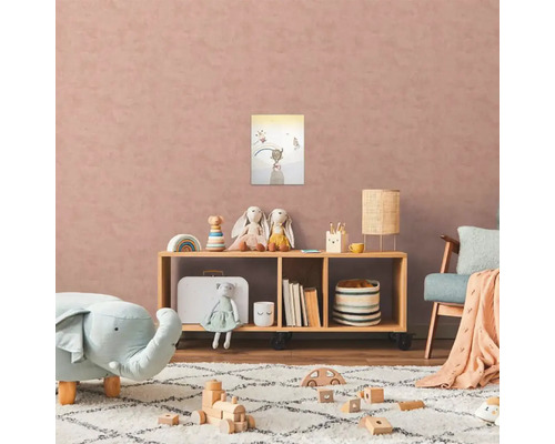 Dětský pokoj s dřevěnou policí, hračkami a zarámovaným obrázkem na zdi