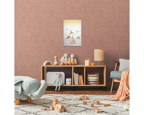 Dětský pokoj s policemi, hračkami a obrázkem slona