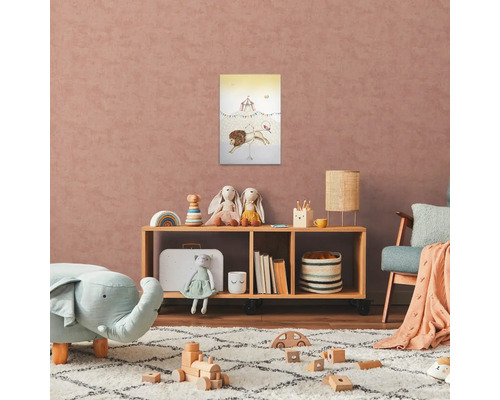 Dětský pokoj s dřevěným regálem, hračkami a nástěnnou malbou
