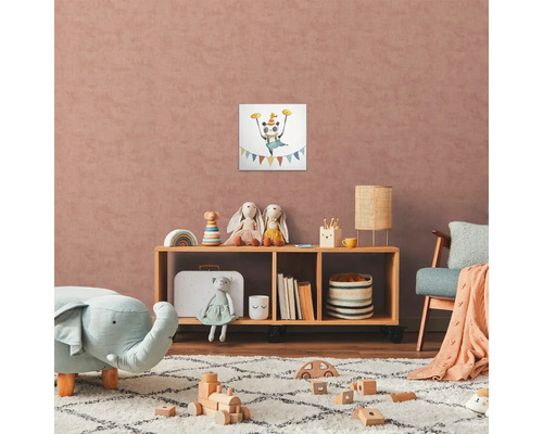 Dětský pokoj s hračkami a nástěnnou malbou pandy