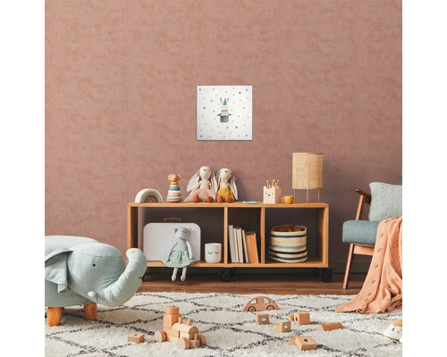 Dětský pokoj s dřevěnou policí, hračkami a nástěnnou malbou s motivem králíka