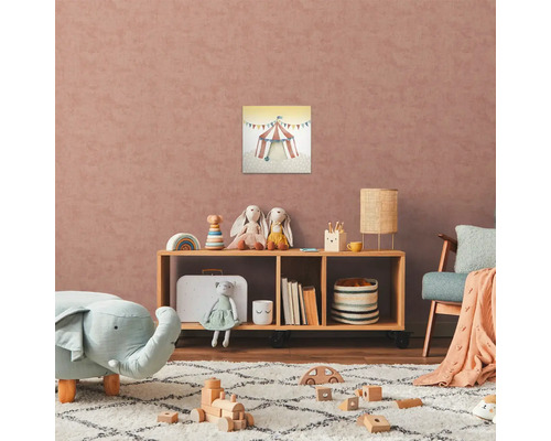 Dětský pokoj s dřevěnou policí, hračkami a obrázkem cirkusového stanu