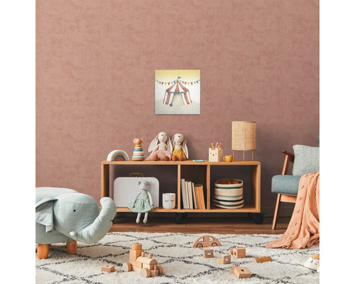 Dětský pokoj s cirkusovým obrázkem, hračkami a dřevěným nábytkem pro světlou a uspořádanou atmosféru.