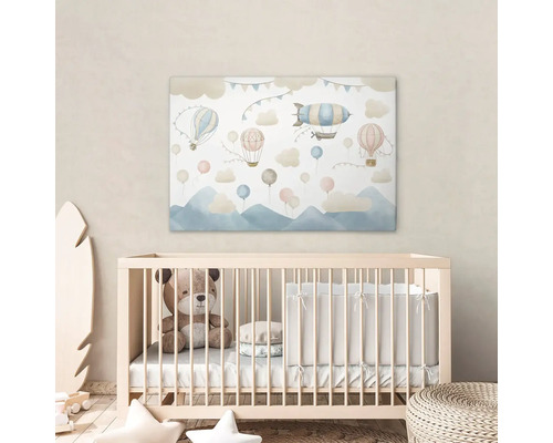 Dětský pokoj s dětskou postýlkou a nástěnnou dekorací s balónky, vzducholodí a mraky