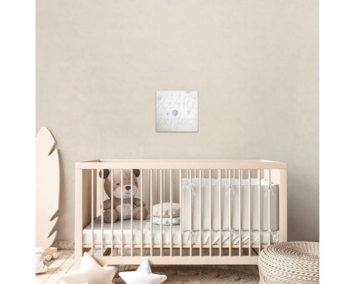 Dětský pokoj s postýlkou, hračkami a nástěnnou malbou Little Explorer