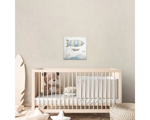 Dětský pokoj s nástěnnou malbou vzducholodi nad dětskou postýlkou