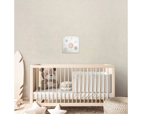 Dětský pokoj s postýlkou, dekorací a nástěnnou malbou s motivem balónků