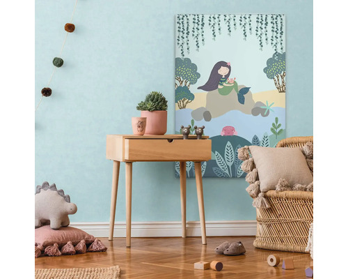 Dětský pokoj s dřevěnou komodou a nástěnným obrázkem mořské panny