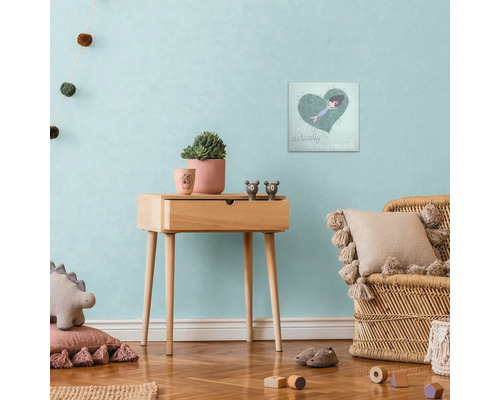 Dětský pokoj s dřevěným odkládacím stolkem, dekorací a nástěnnou malbou