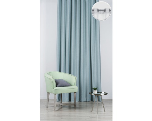 Pohled do místnosti se závěsem s očky, křeslem a odkládacím stolkem