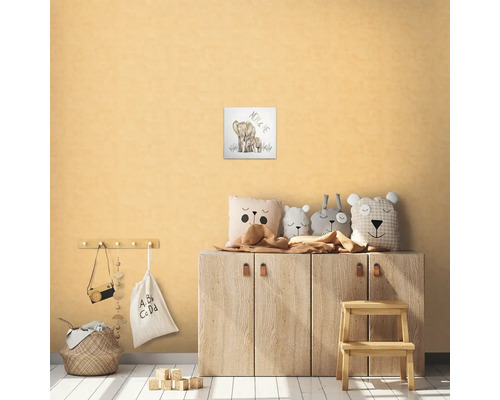 Zdobený dětský pokoj se skříňkou, hračkami a obrazem matky a dítěte slona na zdi