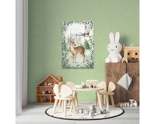 Dětský pokoj s dřevěným stolem, židlemi, hračkami a nástěnnou malbou jelena a sovy