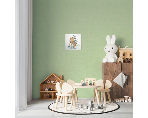 Dětský pokoj s dřevěným stolem, židlemi a nástěnnou malbou s srnou.