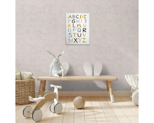 Dětský pokoj s abecedním nástěnným obrázkem, dřevěným stolem, hračkami a míčem