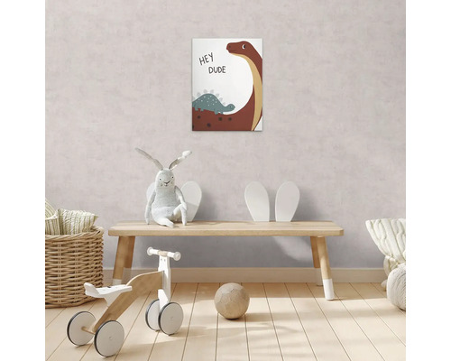 Dětský pokoj s dřevěnými lavicemi, hračkami a obrázkem dinosaura na zdi