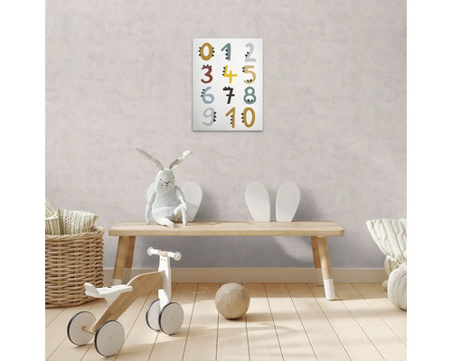 Dětský pokoj s plakátem s čísly, hračkami a lavicí