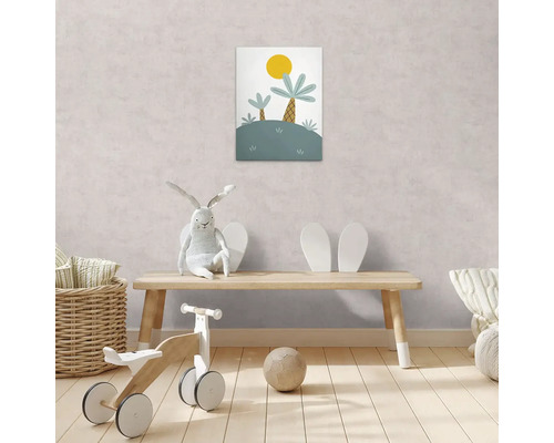 Dětský pokoj s nástěnnou malbou, dřevěnou lavicí, odrážedlem, plyšovou hračkou a míčem