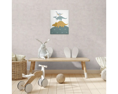 Dětský pokoj s obrázkem dinosaurů na zdi