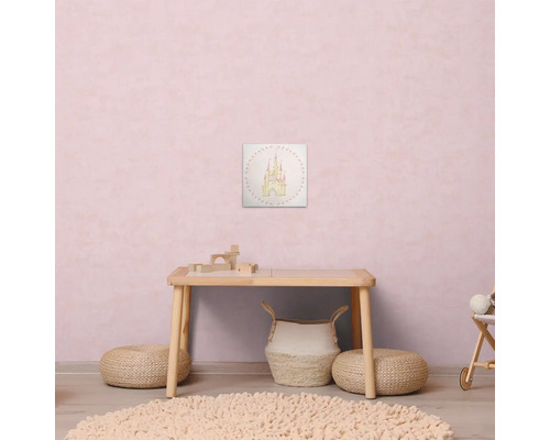 Pokoj se stolem, stoličkou, kobercem a obrázkem hradu na zdi