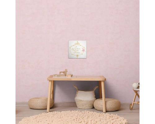 Dekorace dětského pokoje s nástěnnou dekorací, stolem a sedadly