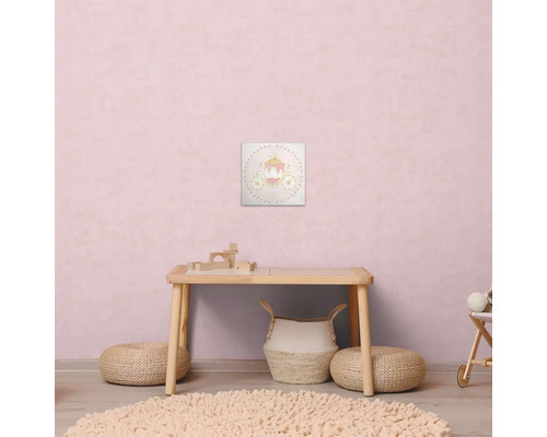 Dětský pokoj s hracím stolem, sedacími polštáři, kobercem a nástěnnou malbou s motivem kočáru