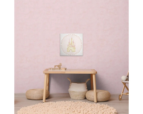 Dětský pokoj se stolem, kobercem a plátnem s motivem zámku