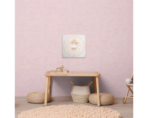 Dekorativní obraz s kočárem v dětském pokoji, pod stolem hračky, stoličky a koberec