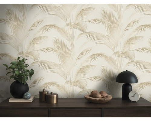 Interiér s tapetou se vzorem palem
