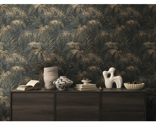 Dekorativní interiér s tapetou s palmovým vzorem, komodou a různými dekorativními prvky.