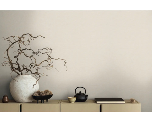 Dekorativní aranžmá s vázou, větvemi, konvicí a knihou na skříňce