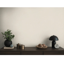 Dekorativní obývací pokoj s komodou, stolní lampou a rostlinou v květináči