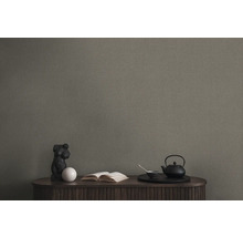 Tapeta v obývacím pokoji se stolem, sochou, knihou a čajovou soupravou