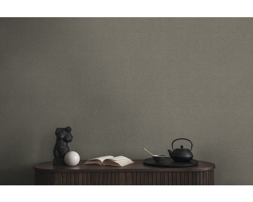 Tapeta v obývacím pokoji se stolem, sochou, knihou a čajovou soupravou