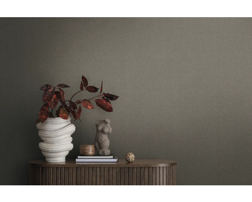 Detail texturované tapety s dekorativními prvky na dřevěné skříňce