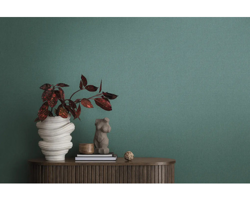 Textilní tapeta v interiéru s komodou, dekorací a rostlinou