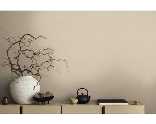 Dekorativní větve ve váze, konvice na čaj a mísa na skříňce