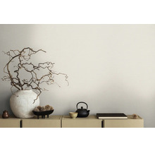 Dekorativní scéna s vázou, větvemi, čajovou konvicí a mísou na skříňce