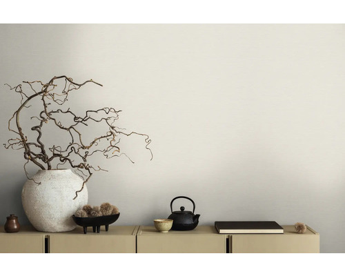 Dekorativní scéna s vázou, větvemi, čajovou konvicí a mísou na skříňce