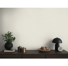 Dekorativní scéna s rostlinou, lampou, mísou a hodinami na komodě