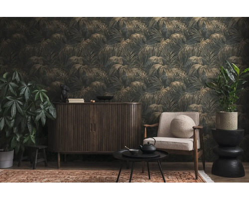 Obývací pokoj s botanickou tapetou, příborníkem a křeslem