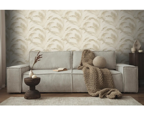 Obývací pokoj s pohovkou, stolem a vzorovanou tapetou s rostlinnými motivy