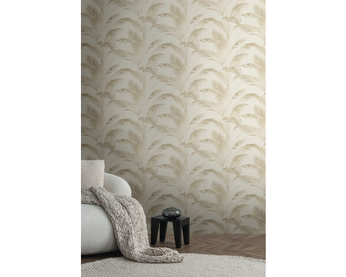 Obývací pokoj s tapetou s motivem palem, křeslem, dekou, kobercem a stolem