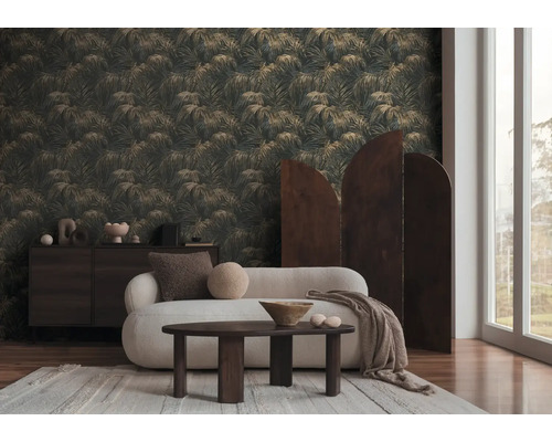 Obývací pokoj s pohovkou, dřevěným stolem, komodou a tapetou s rostlinným vzorem