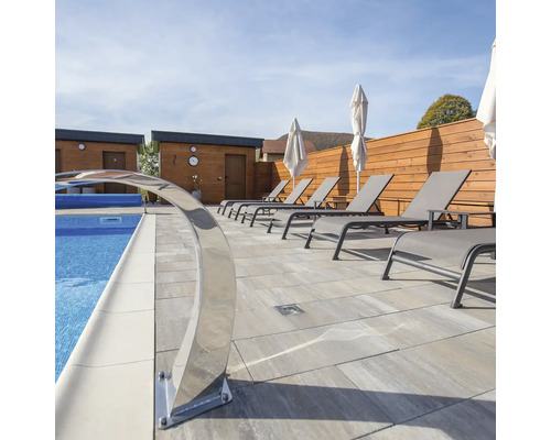 Scéna s bazénem, lehátky, slunečníky a dřevěnými domky