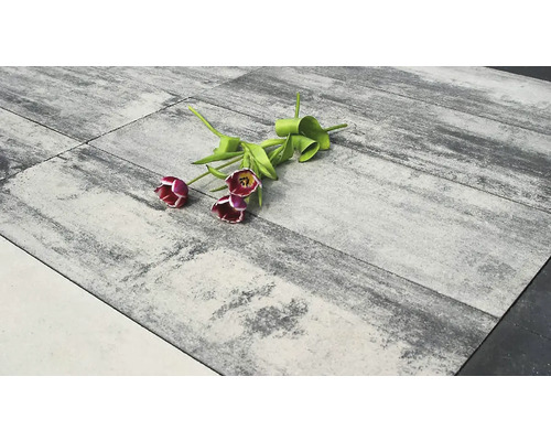 Zámková dlažba se vzhledem dřeva a květinami