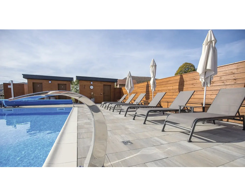 Exteriér s bazénem, lehátky a slunečníky